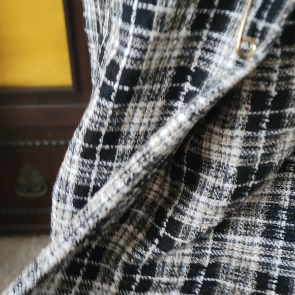 Skirt with gold pin up - Picture 3 of 6